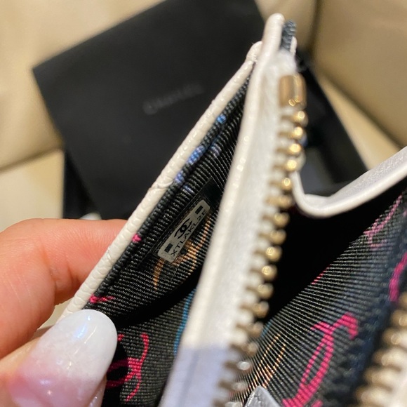 BNIB Chanel zip around card holder - Picture 5 of 5